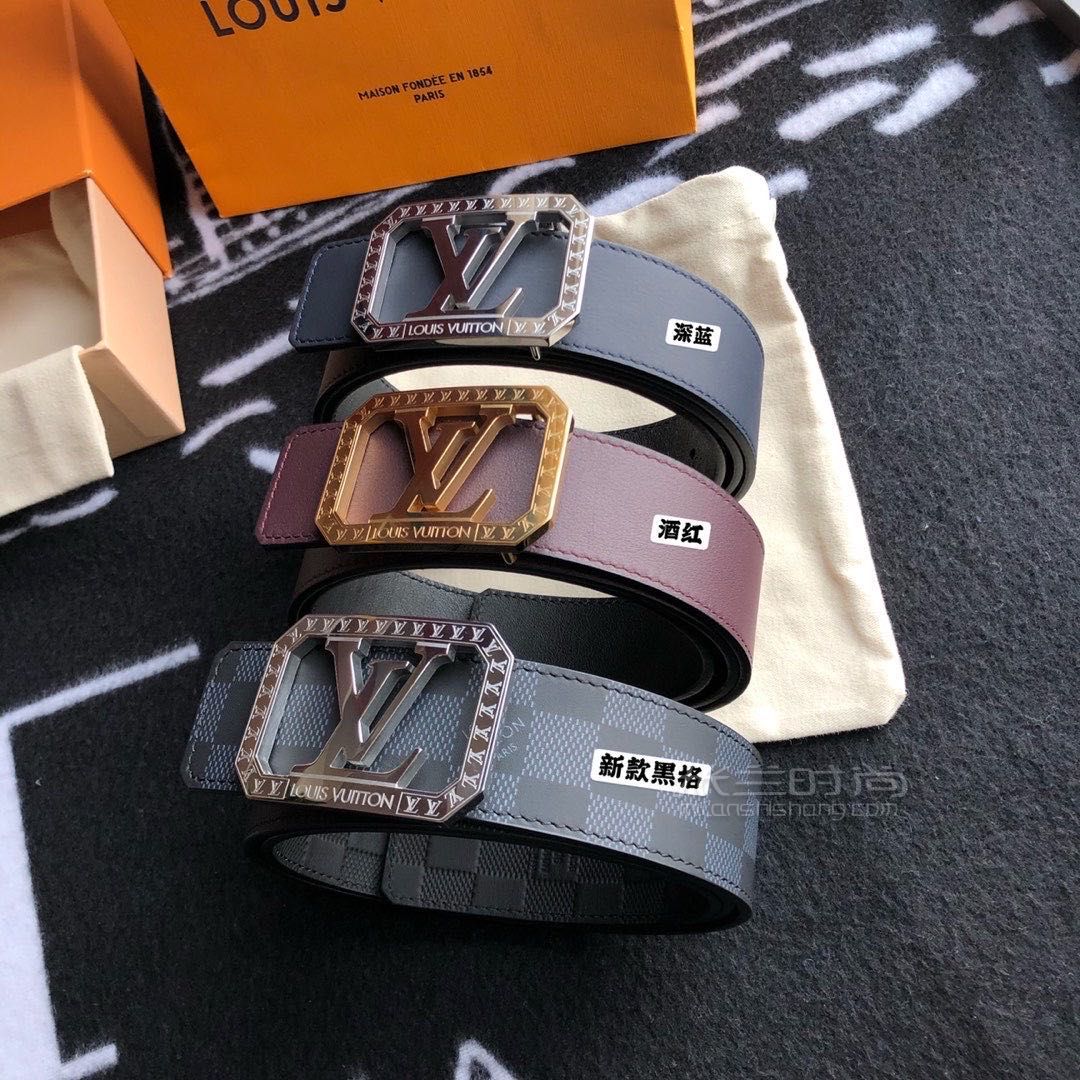 LV  lnitiales 40毫米腰帶以雙面風尚演繹兩式經(jīng)典Monogram帆布展現(xiàn)路易威登美感之精髓，牛皮詮釋低調(diào)典雅的氣質(zhì)。LV字母搭扣令此款百搭設(shè)計和你臻完美.jpg
