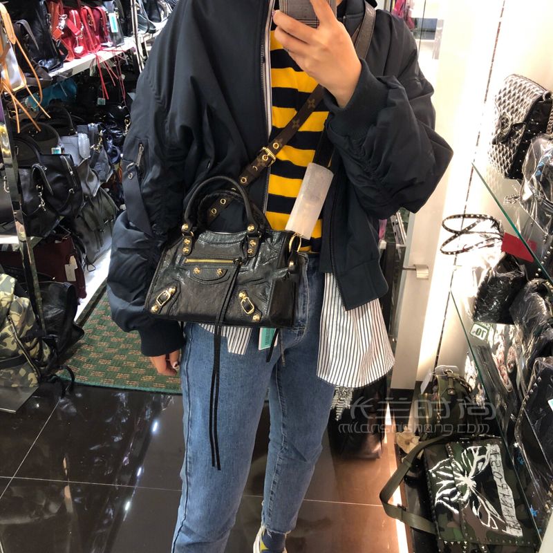 到香港買包包的‘奢侈品奧萊’ 香港作為一個大家觀念里的購物天堂