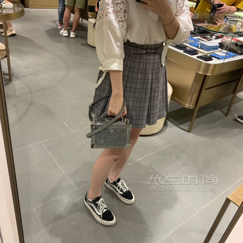 我與17歲第一個(gè)奢侈品包包_時(shí)尚 (5)