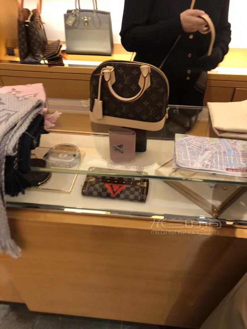 好喜歡LV的包包可是一個包就是我?guī)讉€月工資還是看看咯奢侈品 (4)