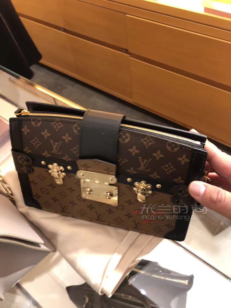 好喜歡LV的包包可是一個包就是我?guī)讉€月工資還是看看咯奢侈品 (5)