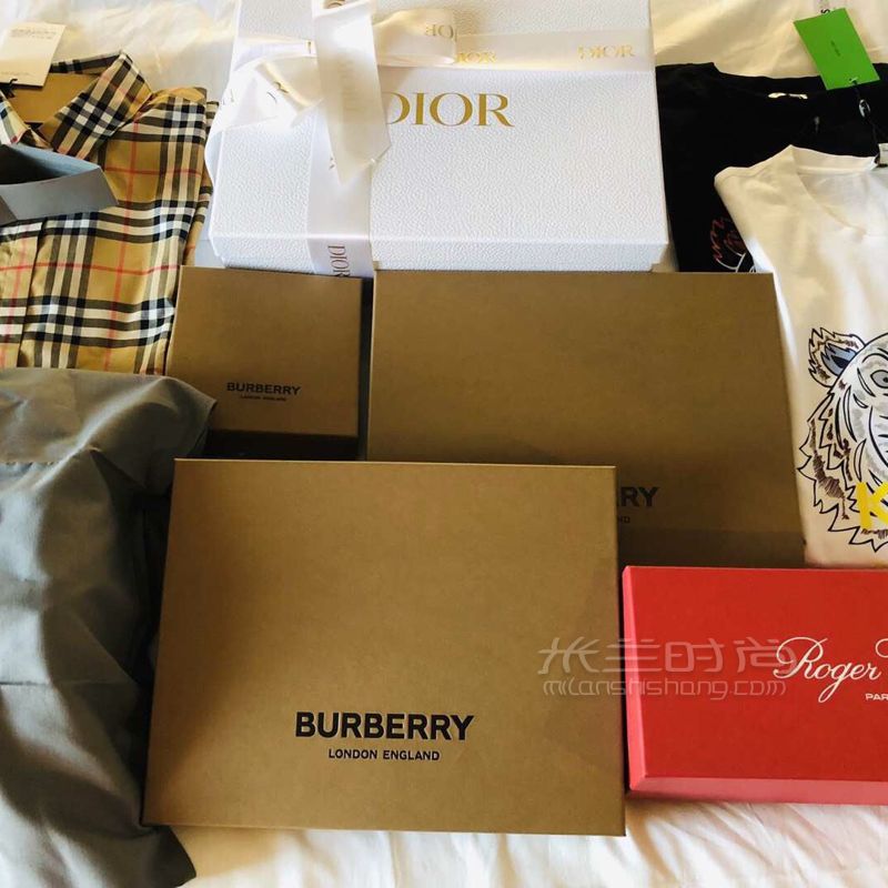 不得不說在英國退稅以后的奢侈品價格真心便宜。今天我想告訴大家的是關(guān)于we (2)