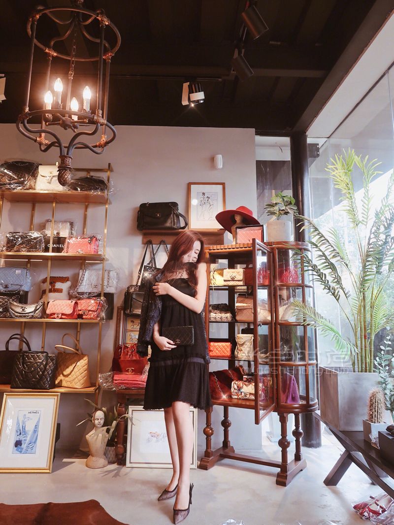 魔都上海中古店 逛奢侈品好去處 買到心儀的Chanel手表 hi晚上好歡迎來(lái)到我