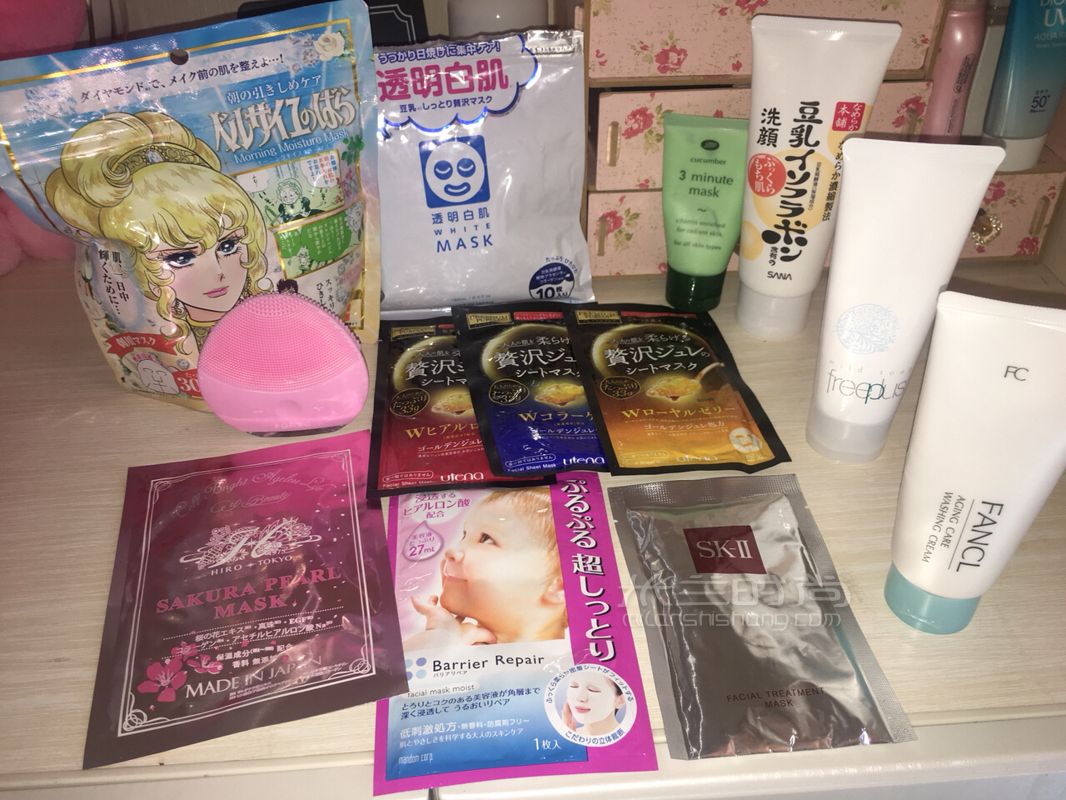 大三狗的化妝桌。你用你的奢侈品我做我的大三狗不是很貴但是好用安排！ (3)