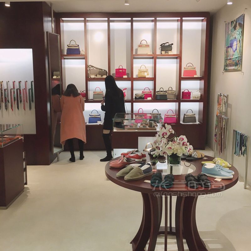 上海世貿(mào)商城高價回收奢侈品高價回收二手奢侈品里面二手全新款式都有。店內(nèi) (9)