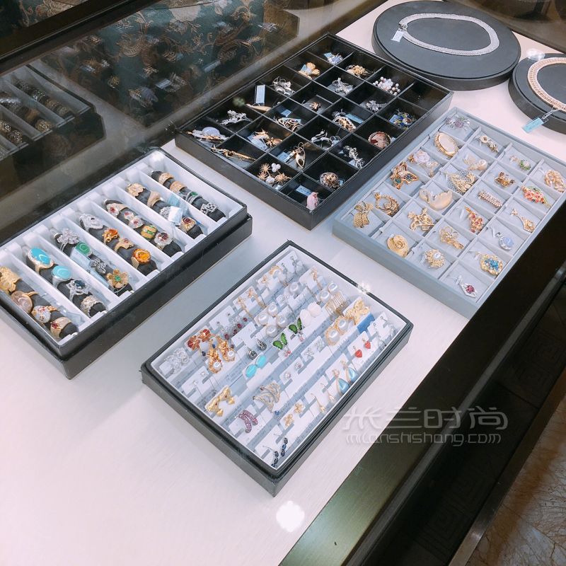 上海世貿(mào)商城高價回收奢侈品高價回收二手奢侈品里面二手全新款式都有。店內(nèi) (4)
