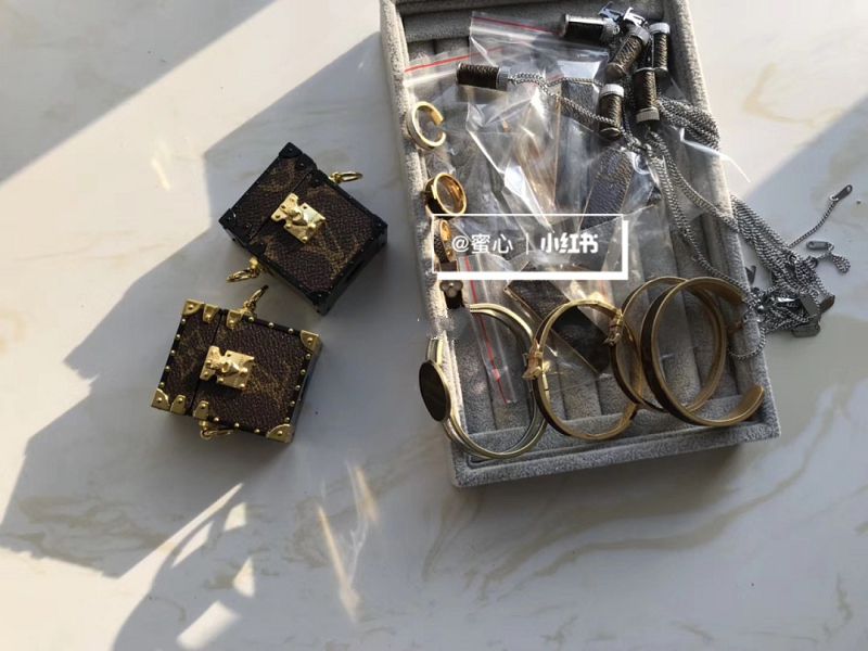 Lv 拆包 藍牙耳機盒 近期爆款,范思哲 比lv貴_9