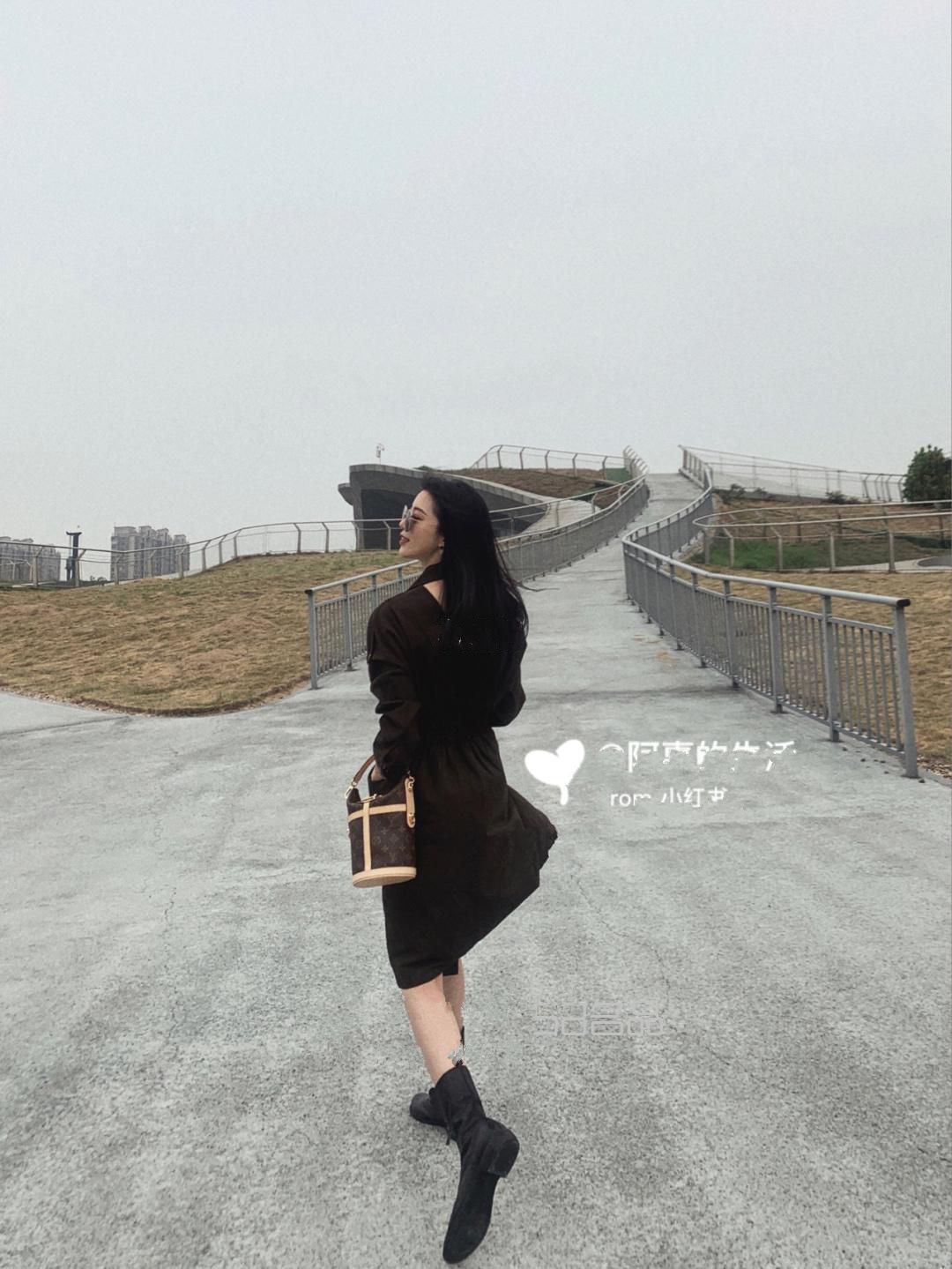 LV duffle老花限量薯?xiàng)l包,lv蒙田包街拍_3