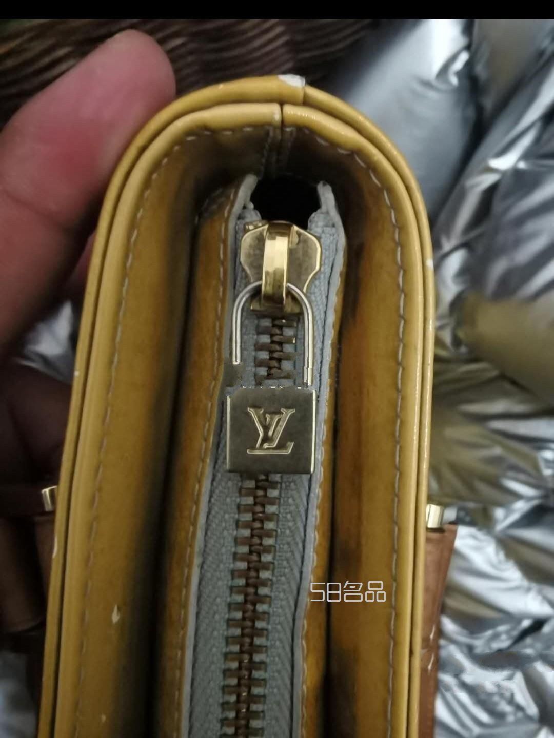 lv薇薇安包可惜了漆皮有暈色頂級(jí)大牌的設(shè)計(jì)感超好lv特有的拉鏈頭很美,lv老花櫻桃紅_1