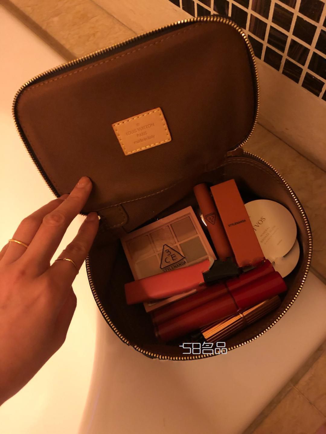 lv這兩個化妝包不要太好用了小點的那個還可以當(dāng)手包放隨身帶的小東西蠻不錯,lv皮帶旗艦店_3