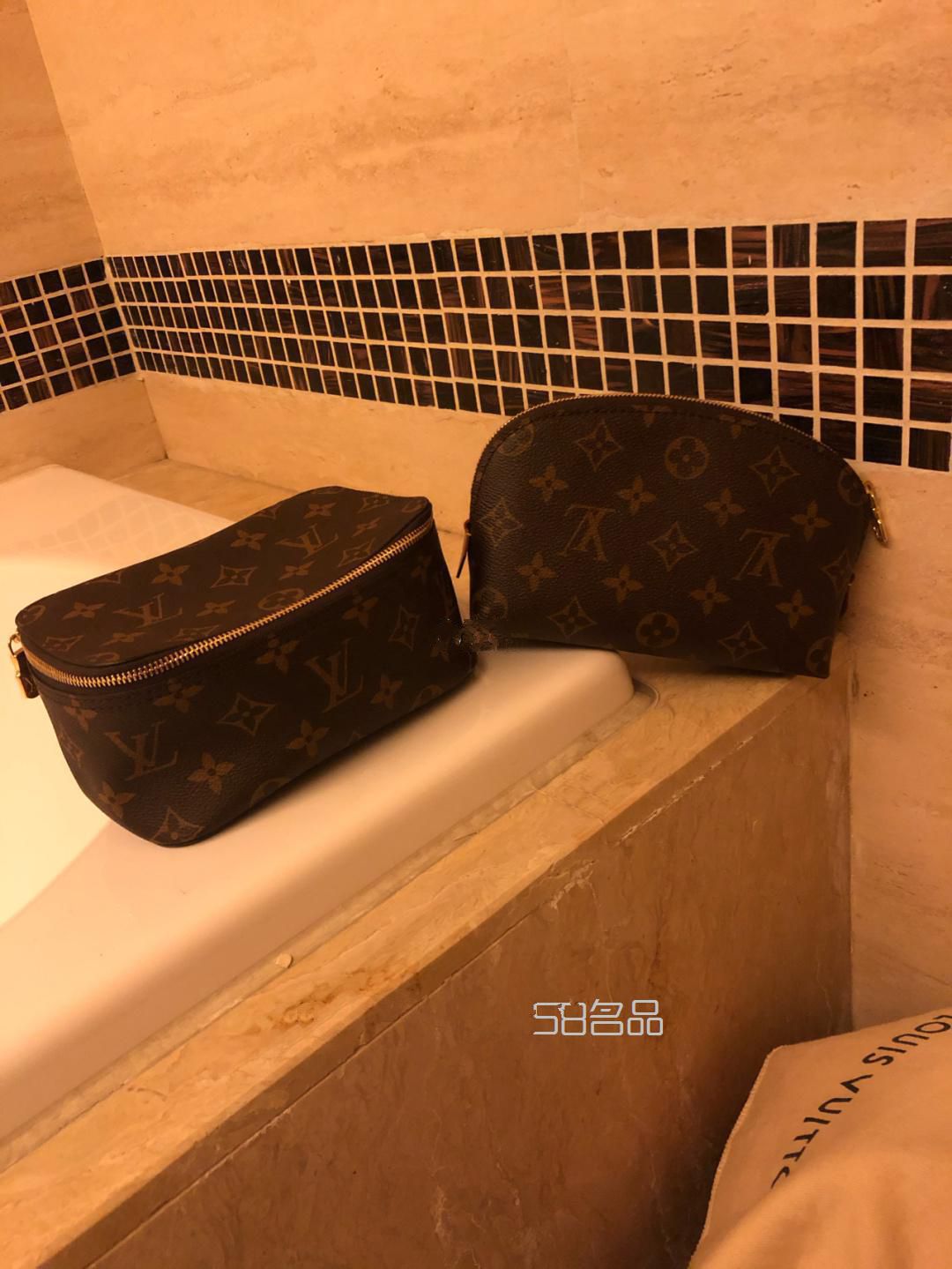 lv這兩個化妝包不要太好用了小點的那個還可以當(dāng)手包放隨身帶的小東西蠻不錯,lv皮帶旗艦店_1
