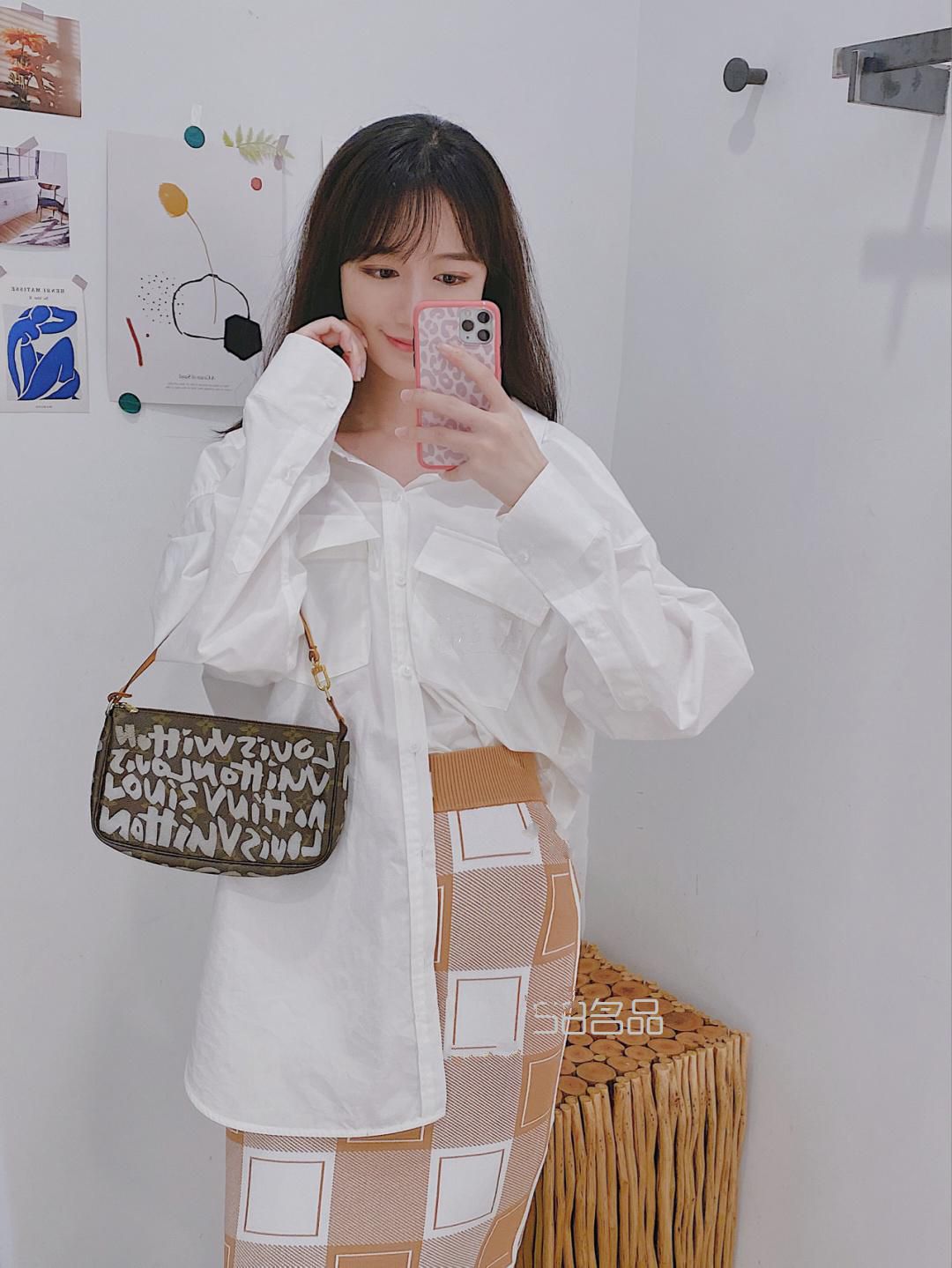 每日一包｜Kendall同款LV涂鴉麻將包,高仿lv女包價(jià)格及圖片_1