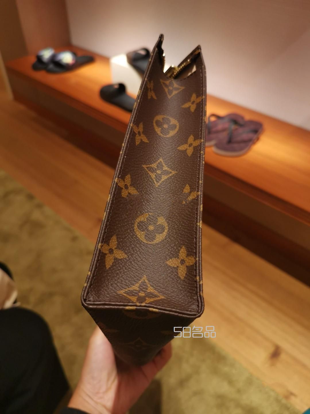 萬(wàn)年經(jīng)典～LV洗漱包?。?lv棋盤包價(jià)格_3
