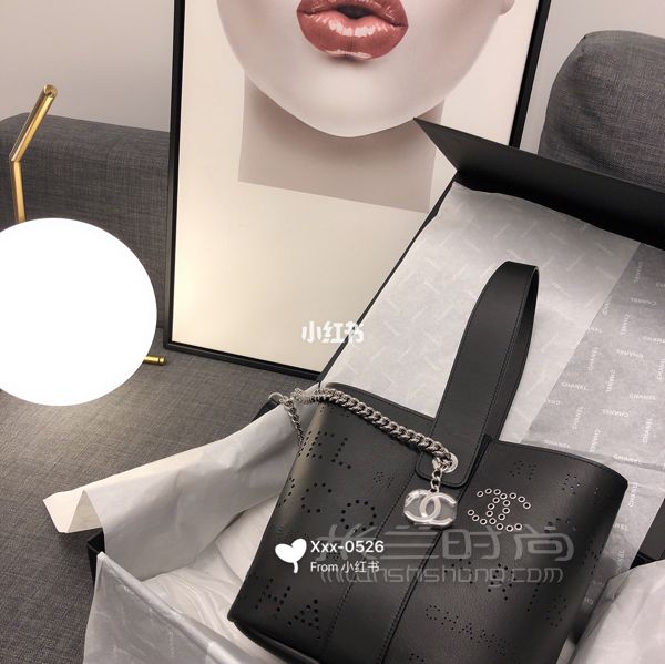 Chanel香奈兒水桶包 19春夏設(shè)計感爆棚 誠意滿滿的水桶包_4