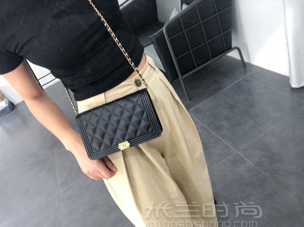 94妹子的第一個Chanel chanel woc真的是香奈兒包包里面的入門款了。_1