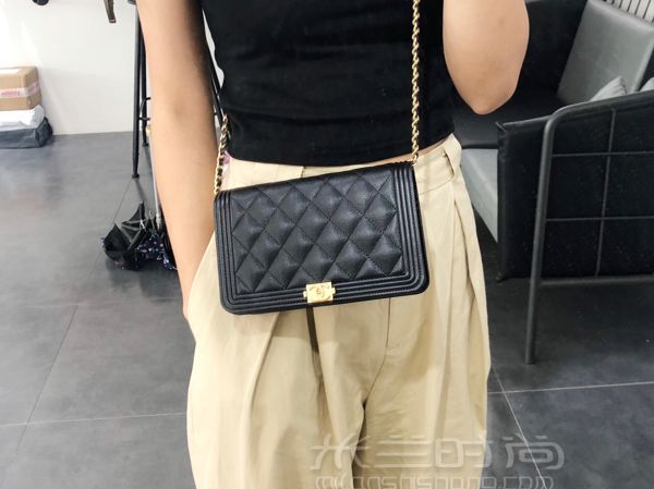 94妹子的第一個Chanel chanel woc真的是香奈兒包包里面的入門款了。_3