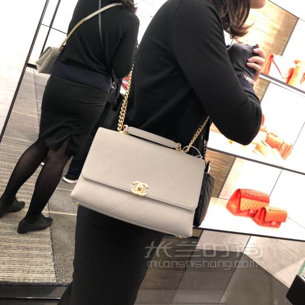 深夜剛喜提全亞洲第一只Chanel2019灰色大號口蓋包。原來看中Coco handle_6