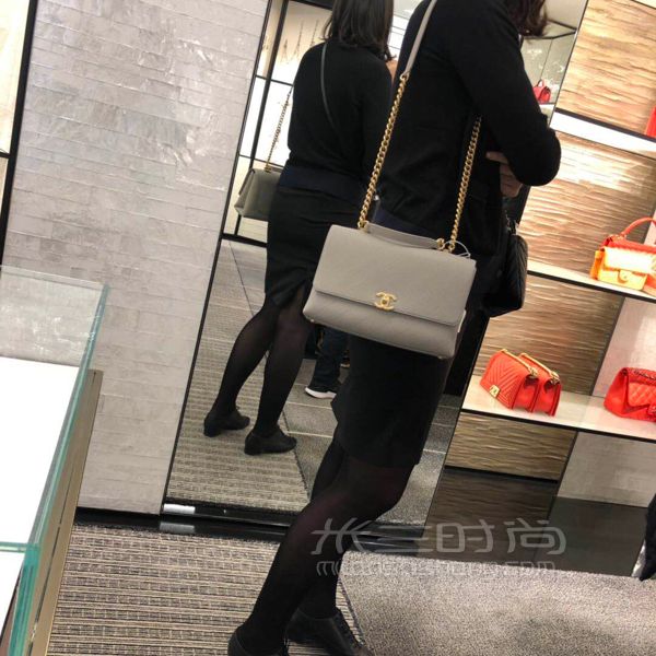 深夜剛喜提全亞洲第一只Chanel2019灰色大號口蓋包。原來看中Coco handle_5