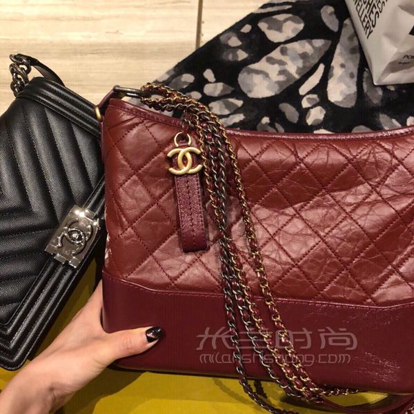 Chanel 香奈兒流浪包 尤其是喜歡黑白色的必看 這款香奈兒包包算最平價(jià)的香_9