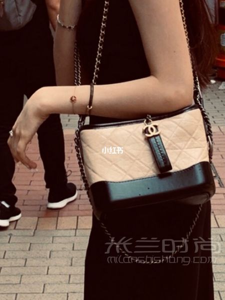 CHANEL香奈兒流浪包小號米黑色 第一次看到流浪包圖片的時候覺得這個包包好_7