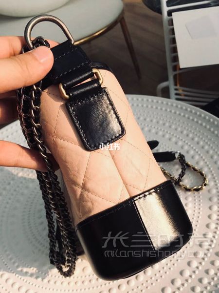CHANEL香奈兒流浪包小號米黑色 第一次看到流浪包圖片的時候覺得這個包包好_5