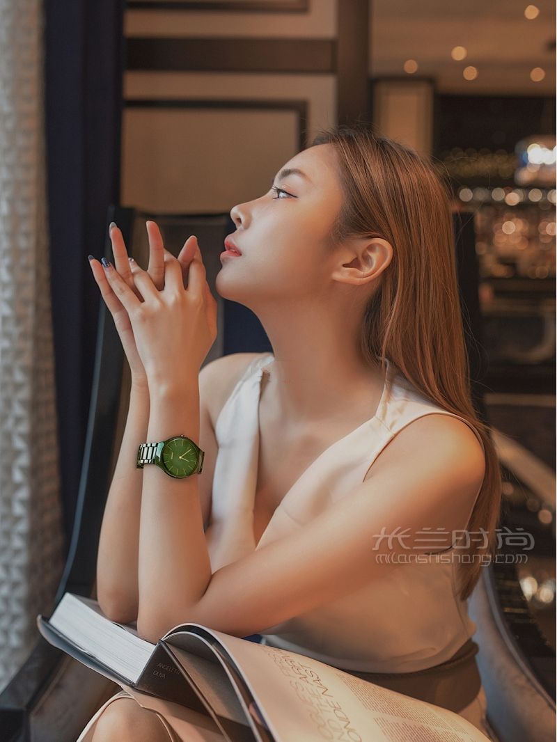 早秋氣質(zhì)穿搭 選對(duì)腕表增添高級(jí)時(shí)尚感_4