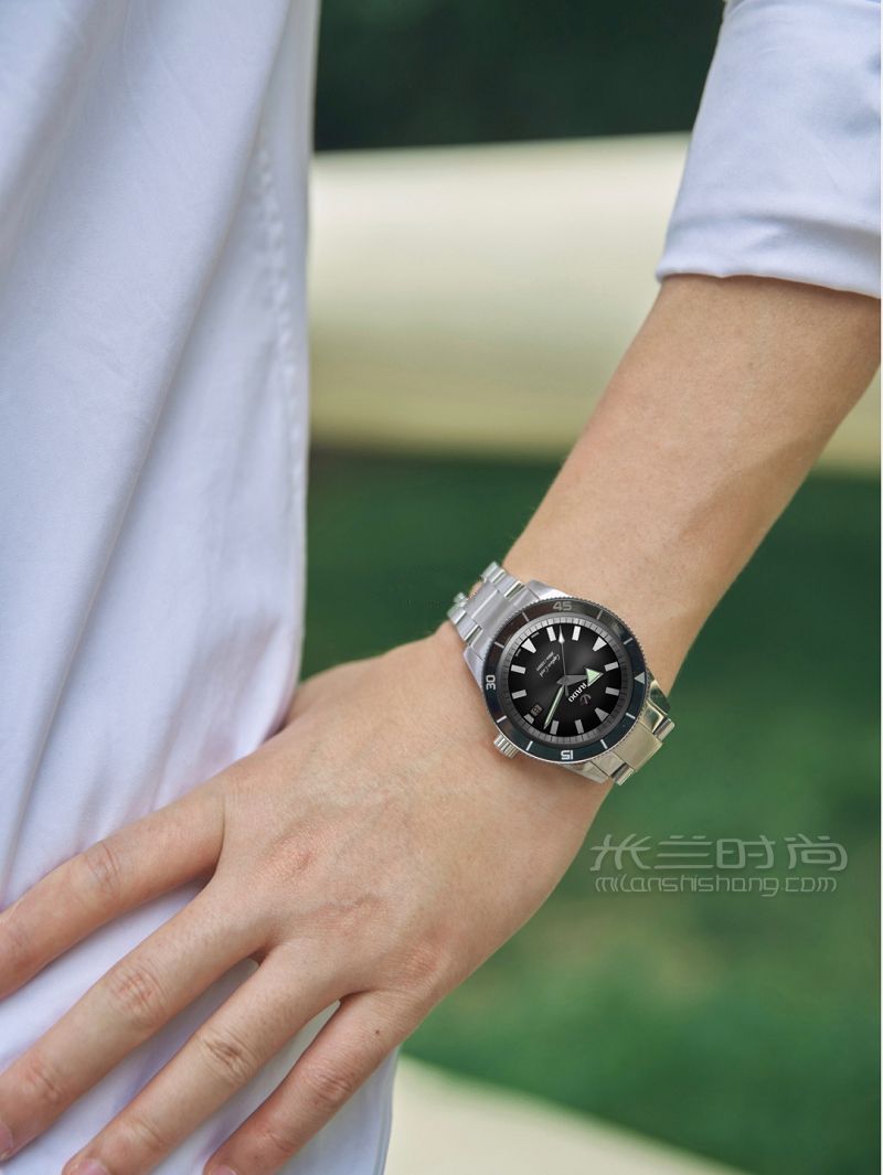 男生通勤Look 簡約穿搭氣質(zhì)擔(dān)當(dāng)交給手表_8