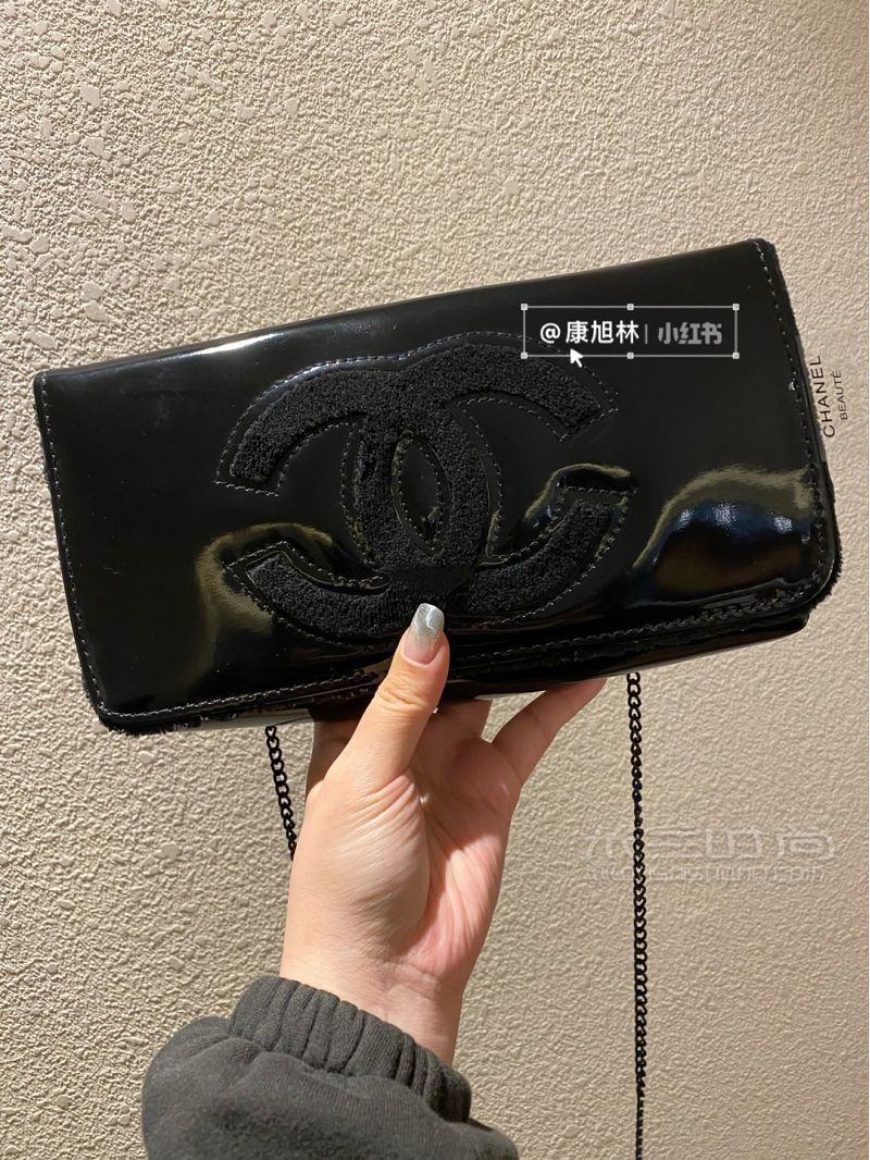 大學(xué)生都能買的起的chanel贈(zèng)品毛巾包漆皮包_2