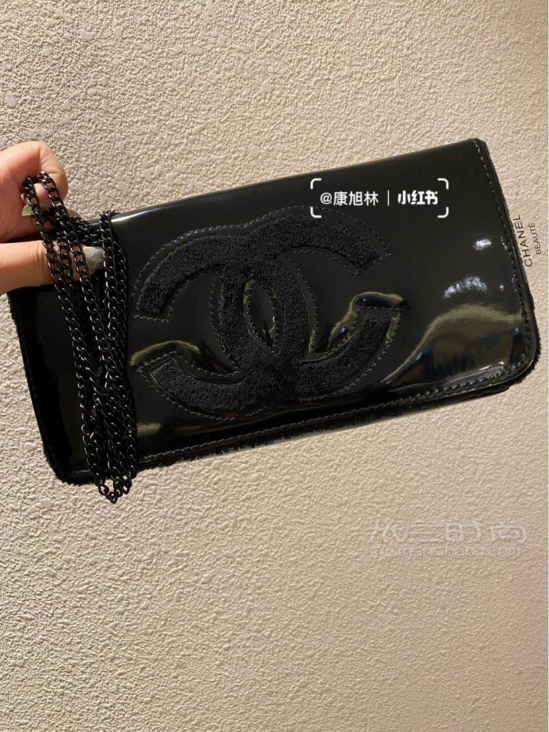 大學(xué)生都能買的起的chanel贈(zèng)品毛巾包漆皮包_1