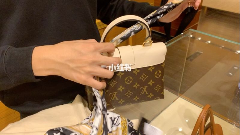 LV新款鎖頭包包如何系絲巾 LV包包絲巾怎么系？_1