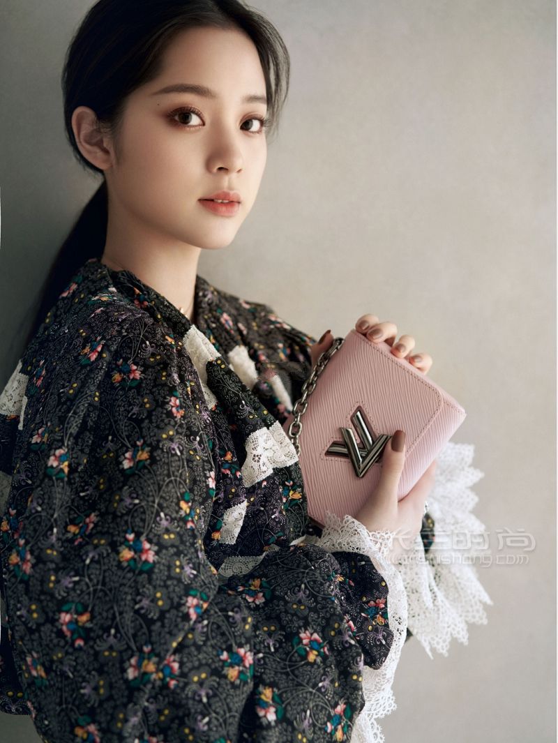 Nabi  LV“Twist 手袋” LV經(jīng)典奢華包包_3