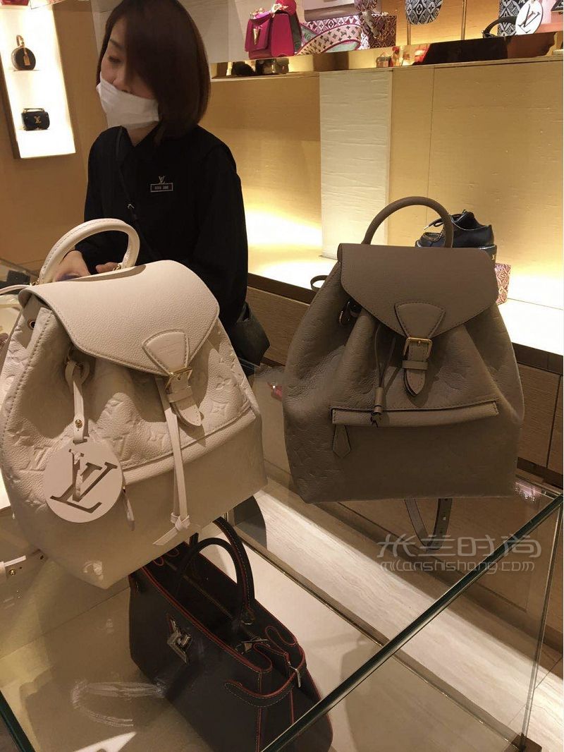 新款LV montsouris奶白色雙肩包大象灰_3