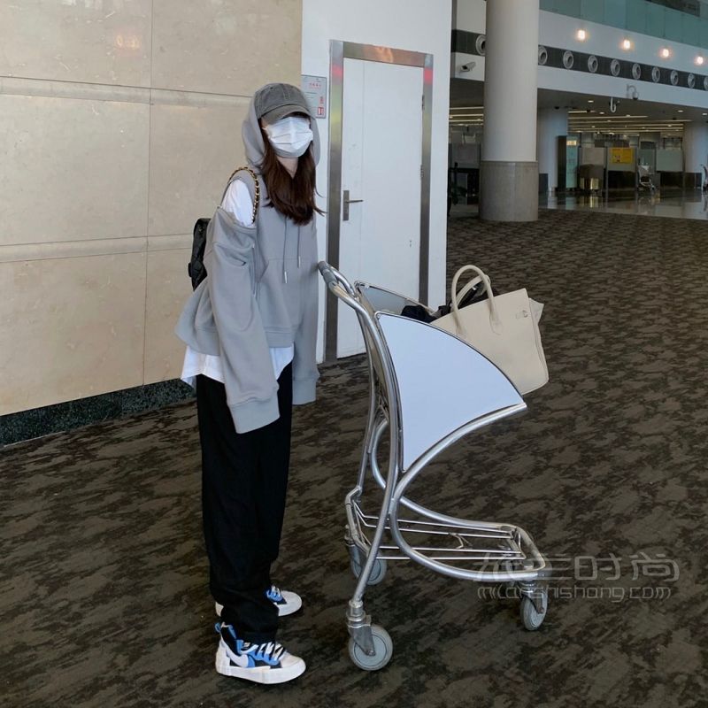 延誤了5h 沒脾氣的機場穿搭 那就拍兩張吧_1