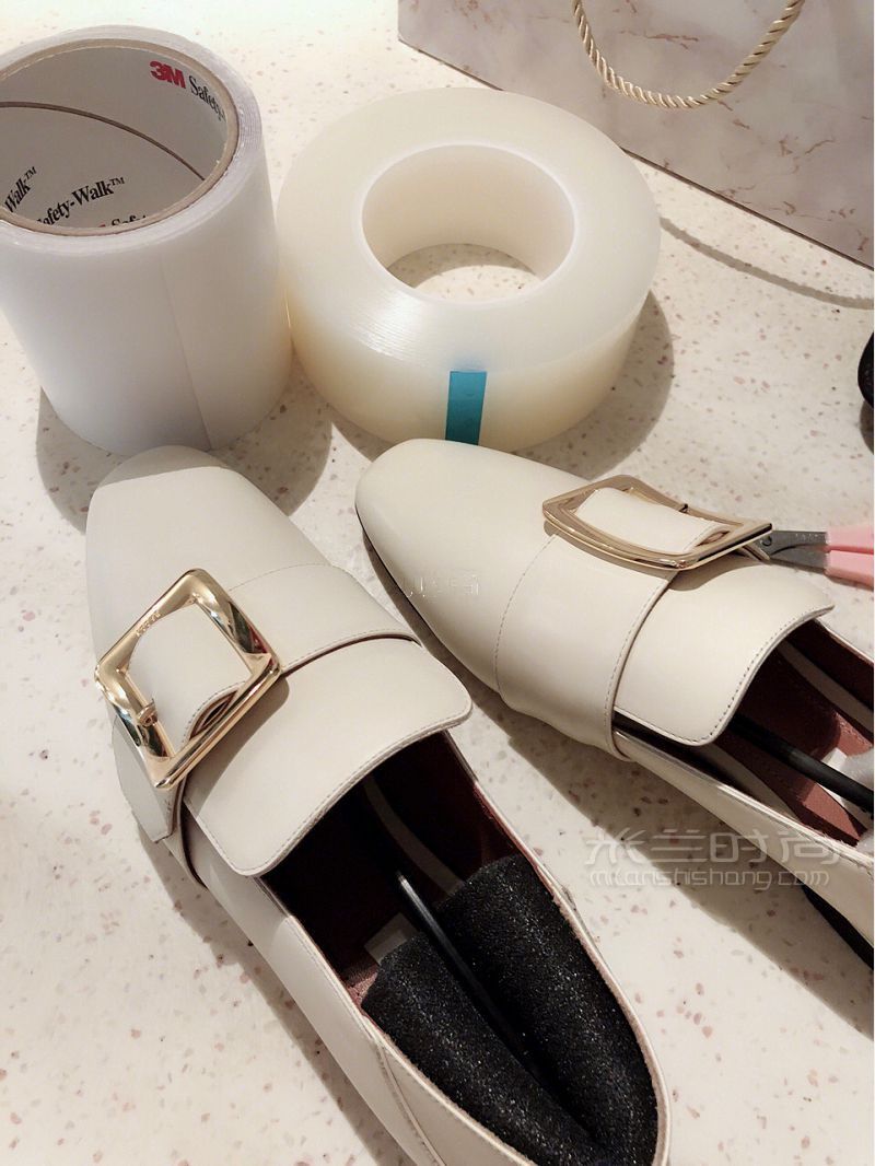 怎么解決白色Bally方扣鞋面磨黑的問題？白色Bally鞋子怎么清洗？_1