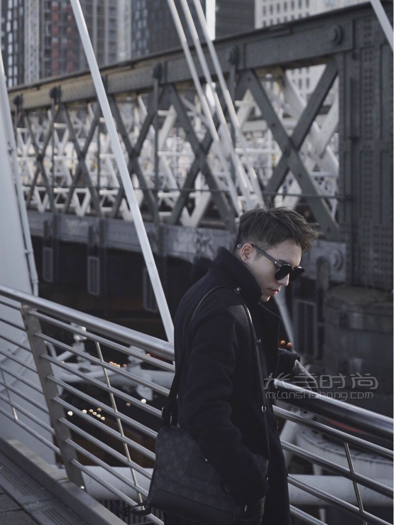 最適合年輕男士的LV斜挎包_6