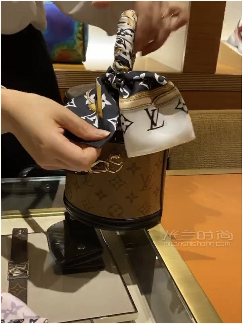 柜姐親自示范LV絲巾cannes圓筒包綁法_1