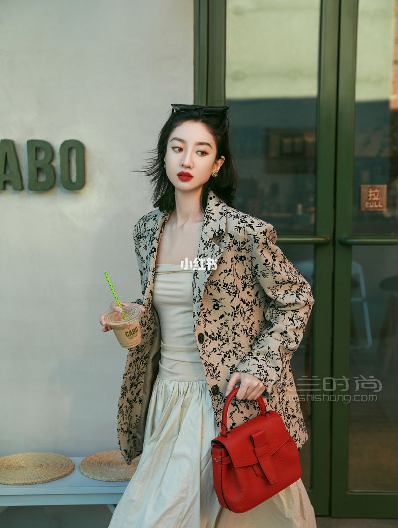 衣櫥里總要一個(gè)復(fù)古又優(yōu)雅的包包_7