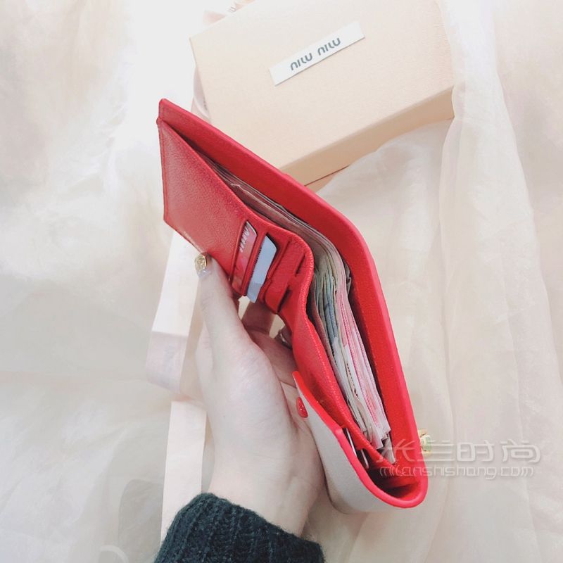 miumiu愛(ài)心短款錢包 ?。iu家真是永遠(yuǎn)不缺少女心_5