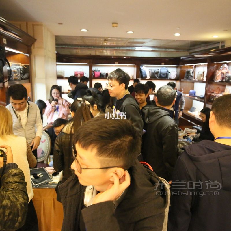 二手奢侈品交易市場(chǎng)開業(yè)1千 買古馳2千_7