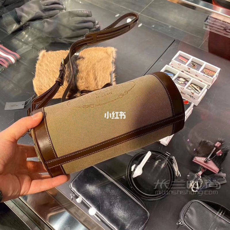 一千多就能入手的Prada復(fù)古焦糖圓筒包_6