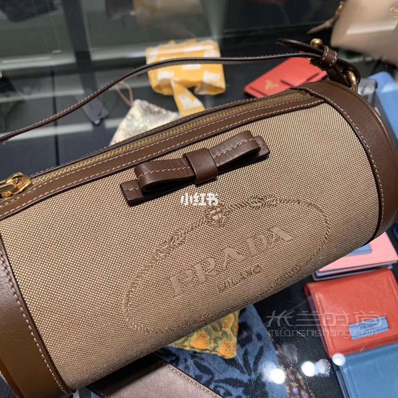 一千多就能入手的Prada復(fù)古焦糖圓筒包_1