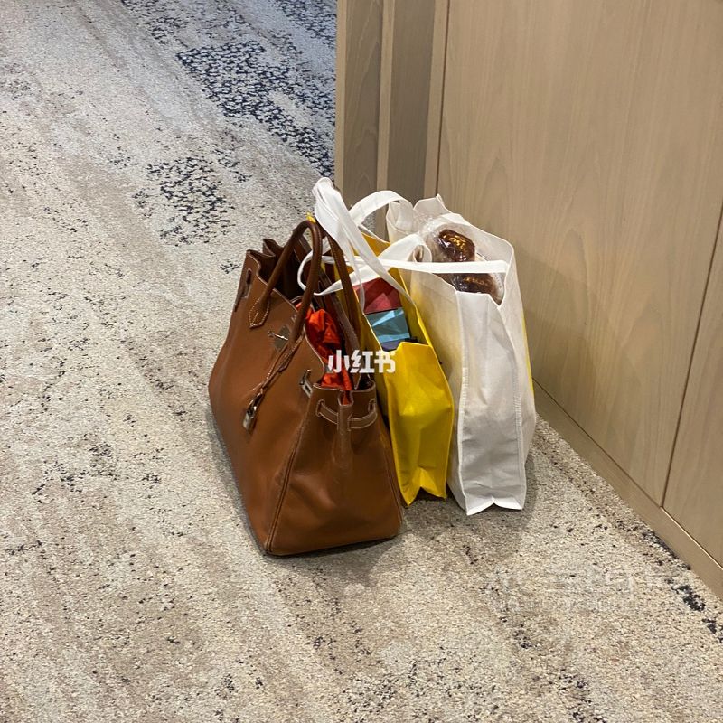地上發(fā)現(xiàn)一個愛馬仕鉑金包你會怎么做？_1