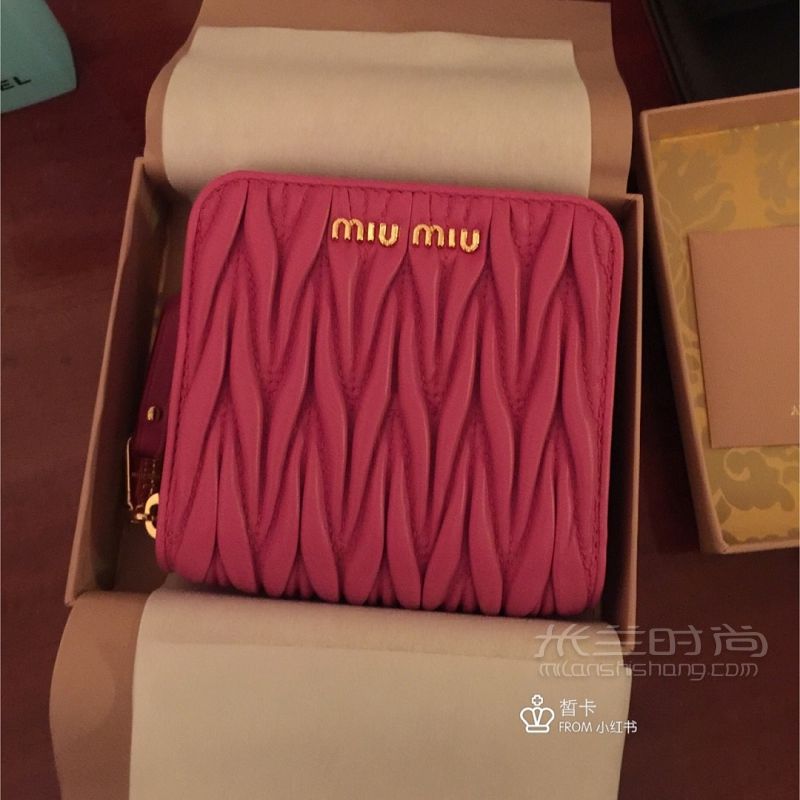 miumiu的玫紅色小錢包 菲拉格慕怎么樣_1