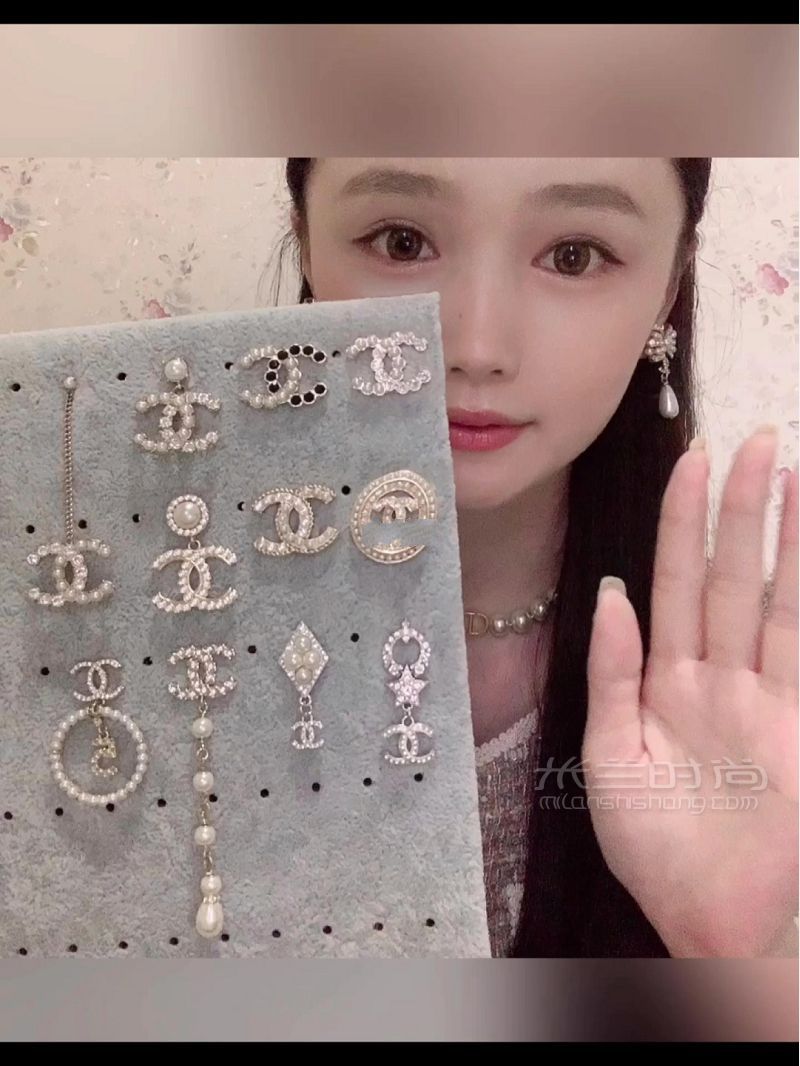 香奈兒新款耳環(huán)試戴 最愛氣質名媛風_1
