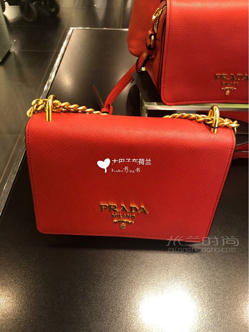 超高性價比的紅色大牌包包-Prada普拉達十字紋鏈條風琴包_4