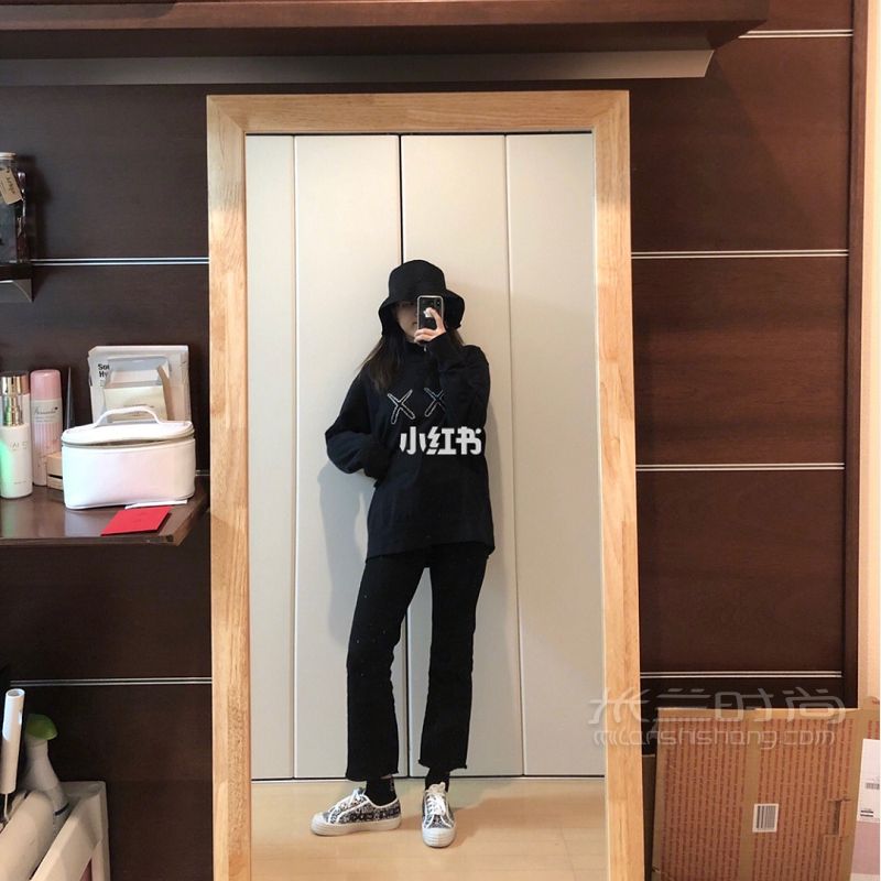 嘻嘻我又來(lái)更新了 明天就要回家了好開(kāi)心 Uniqlo  kaws-comme_4