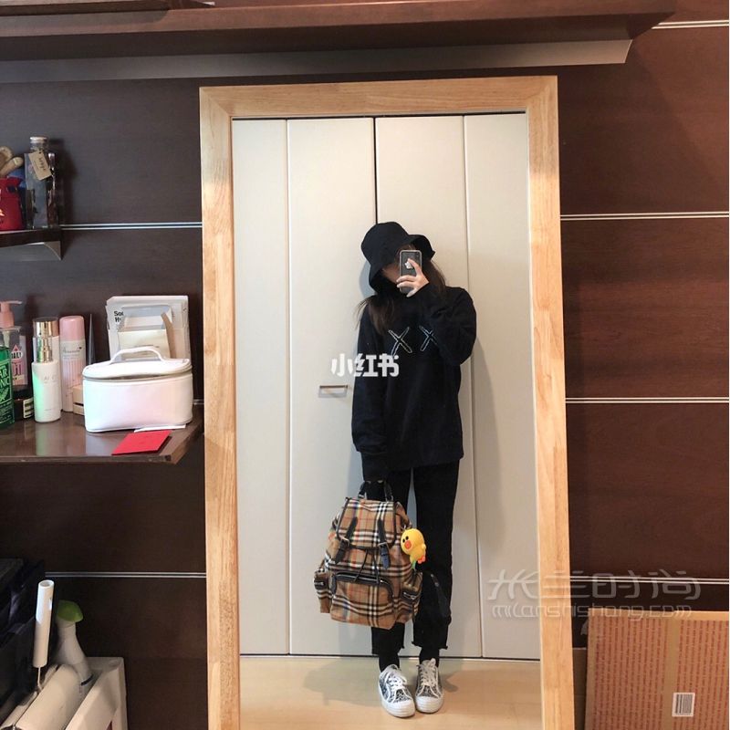 嘻嘻我又來(lái)更新了 明天就要回家了好開(kāi)心 Uniqlo  kaws-comme_2