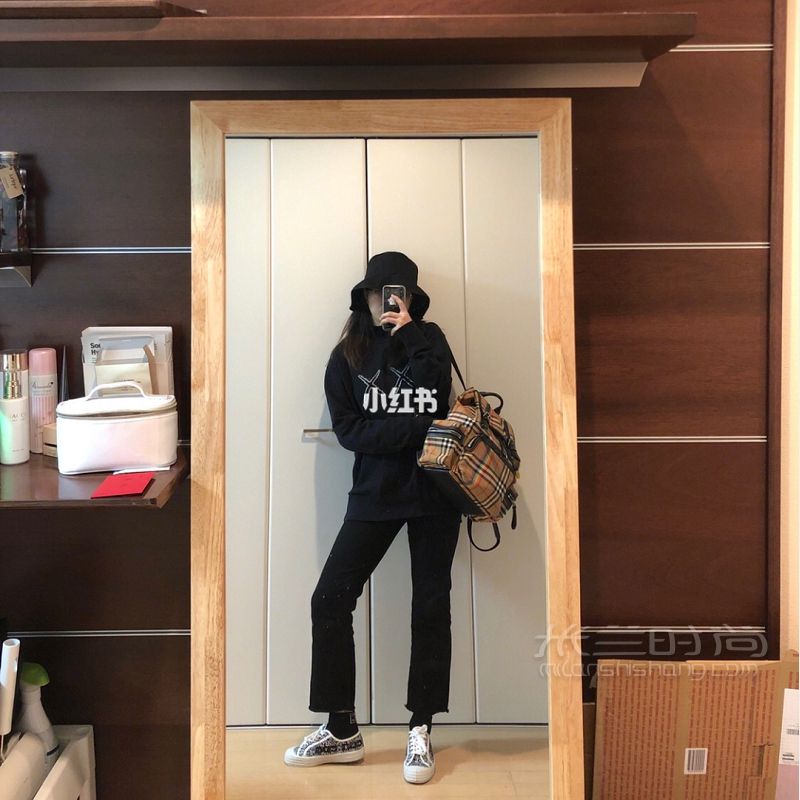 嘻嘻我又來(lái)更新了 明天就要回家了好開(kāi)心 Uniqlo  kaws-comme_3