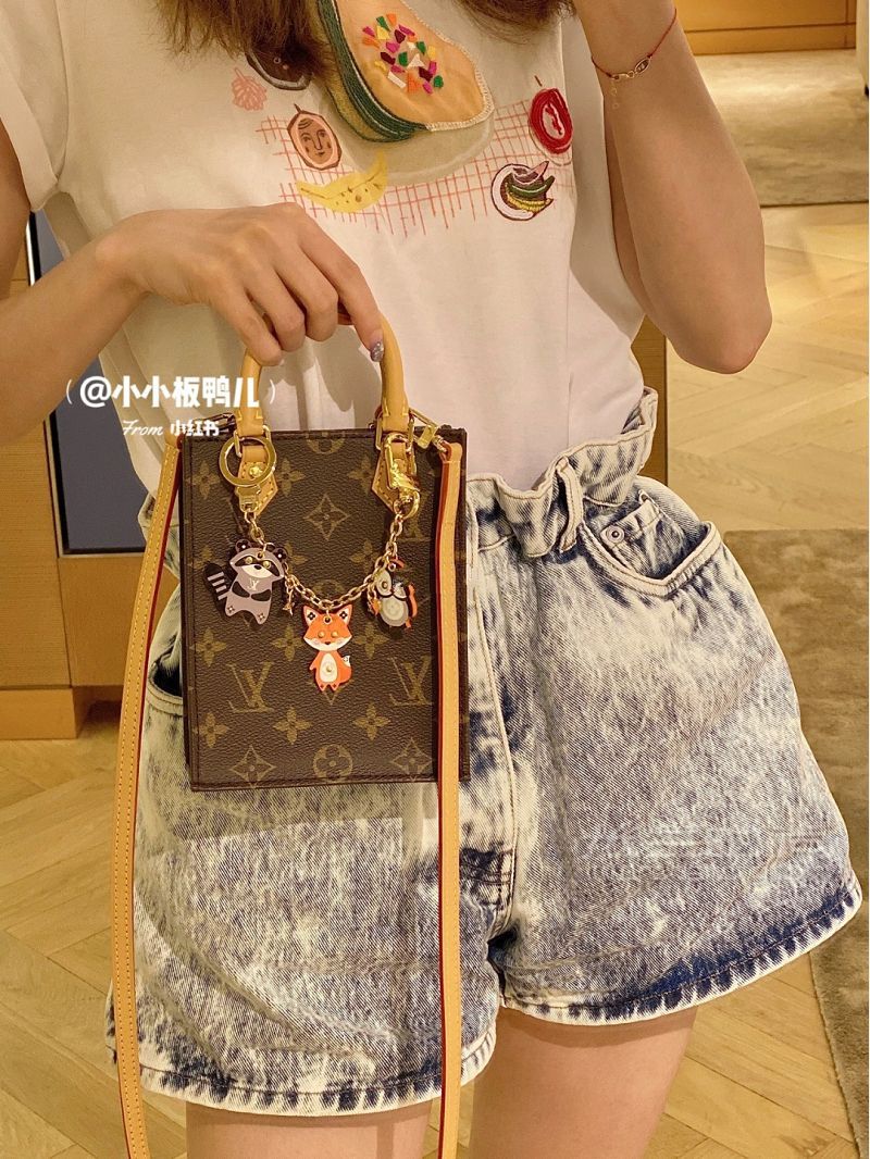 LV最新款Mini Tote幫我選個(gè)掛飾呀！路易威登怎么樣_6