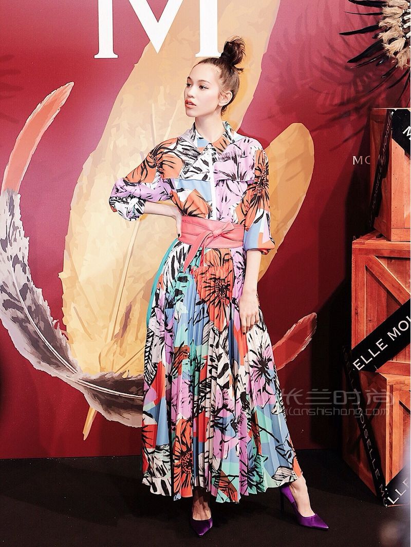 和關(guān)之琳同排看秀 近距離采訪女神水原希子和關(guān)之琳_6